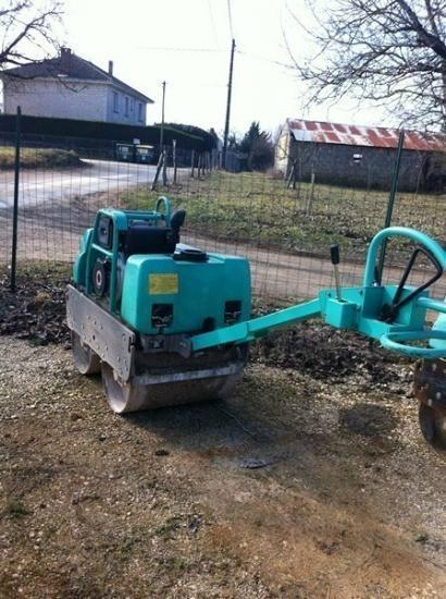 mini-rouleau compacteur à Sarlat-la-Canéda