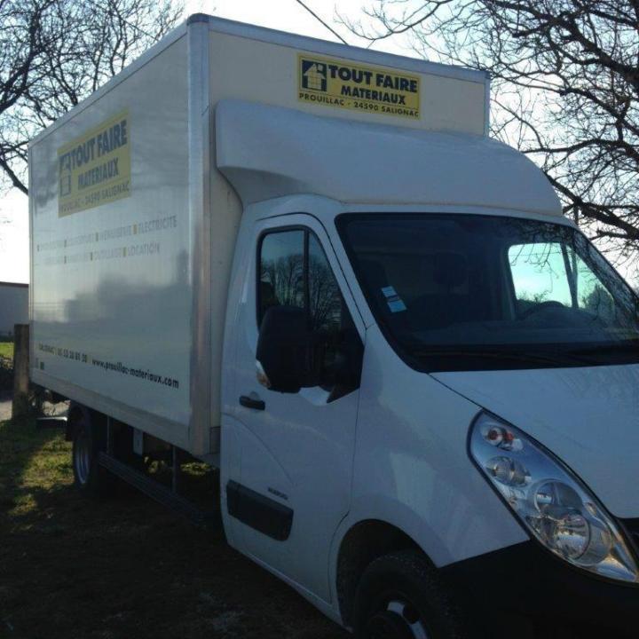 Fourgon déménagement avec haillon à Sarlat-la-Canéda